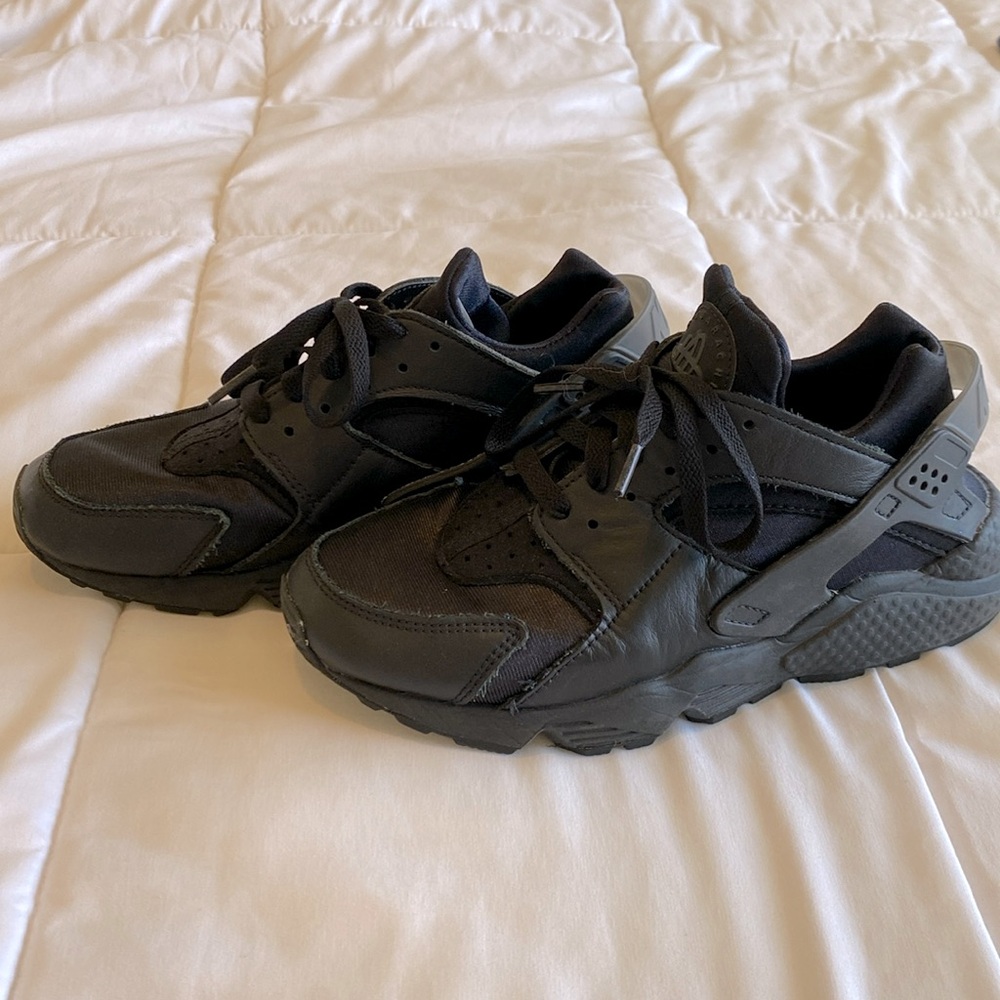 black nike air shoes
